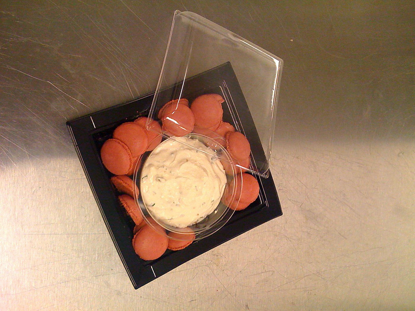 Assortiment apéritif : cœur de chèvre frais entouré de billes de chèvre tomatées