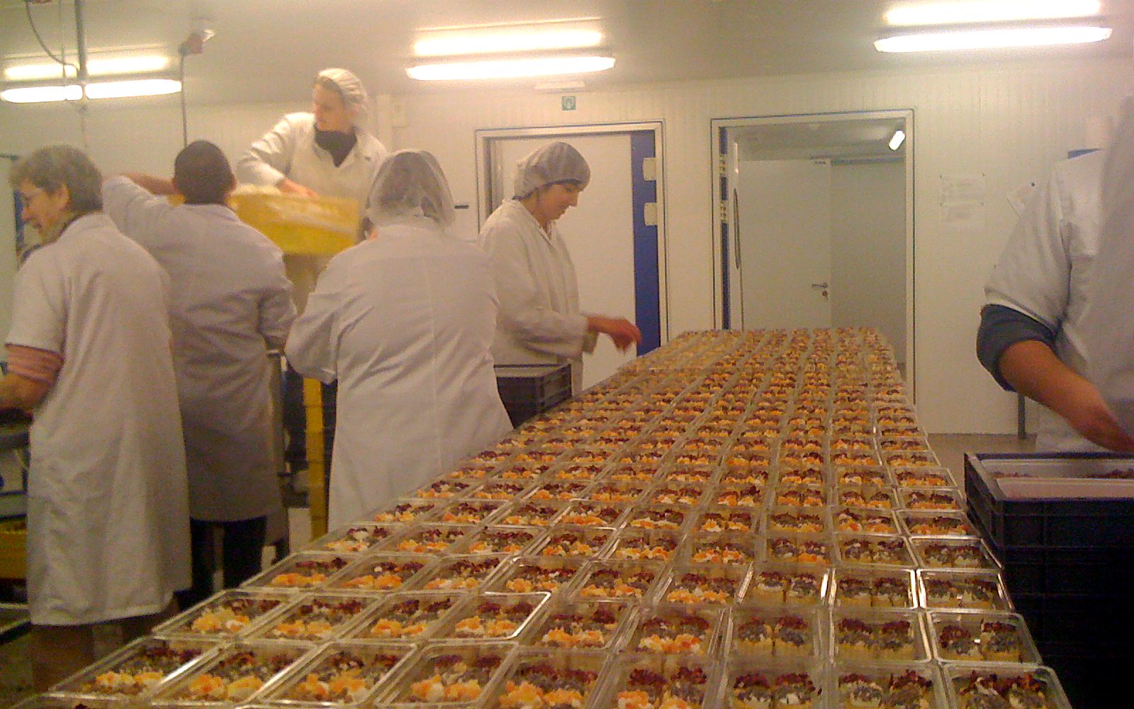 L'équipe de la Fromagerie du Pont de Pierre à l'ouvrage dans l'atelier de Vodecée