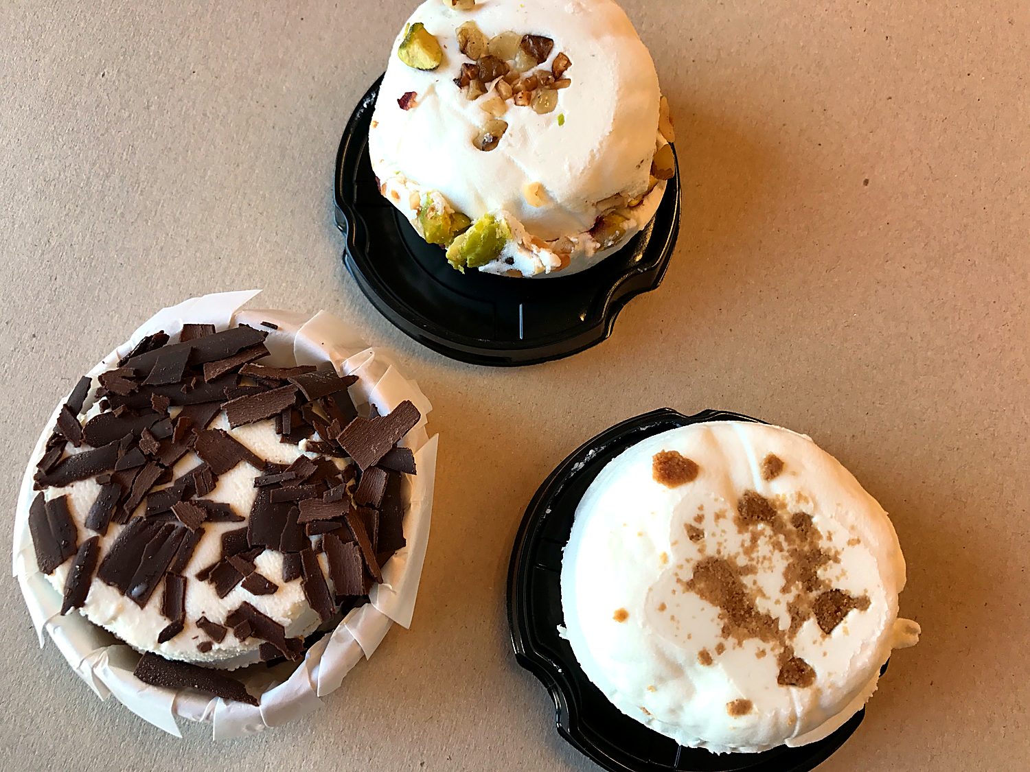 Bombes de chèvre frais coiffées de copeaux de chocolat et d'éclats de noix