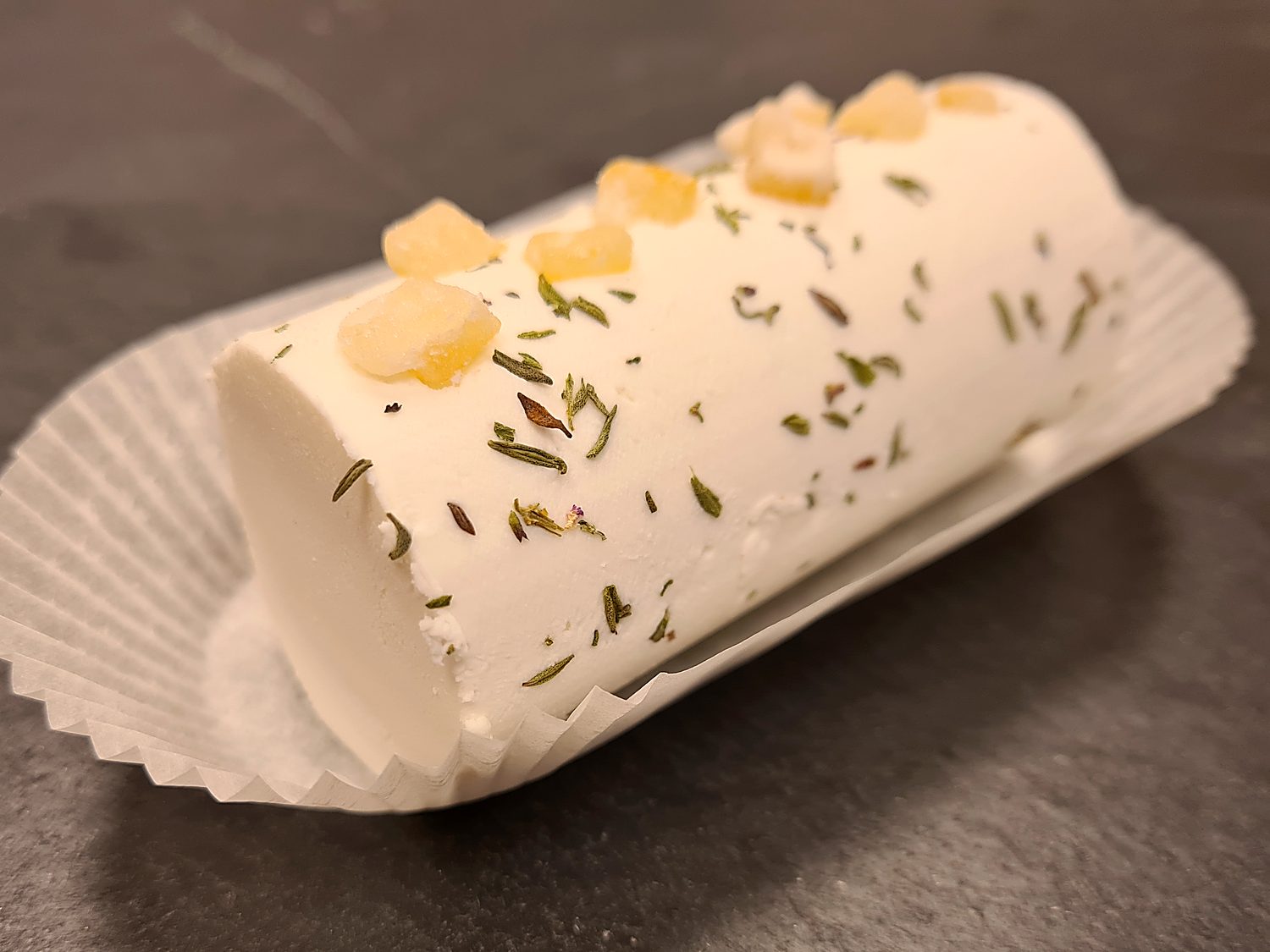 Bûche de chèvre frais aux fines herbes et gingembre confit