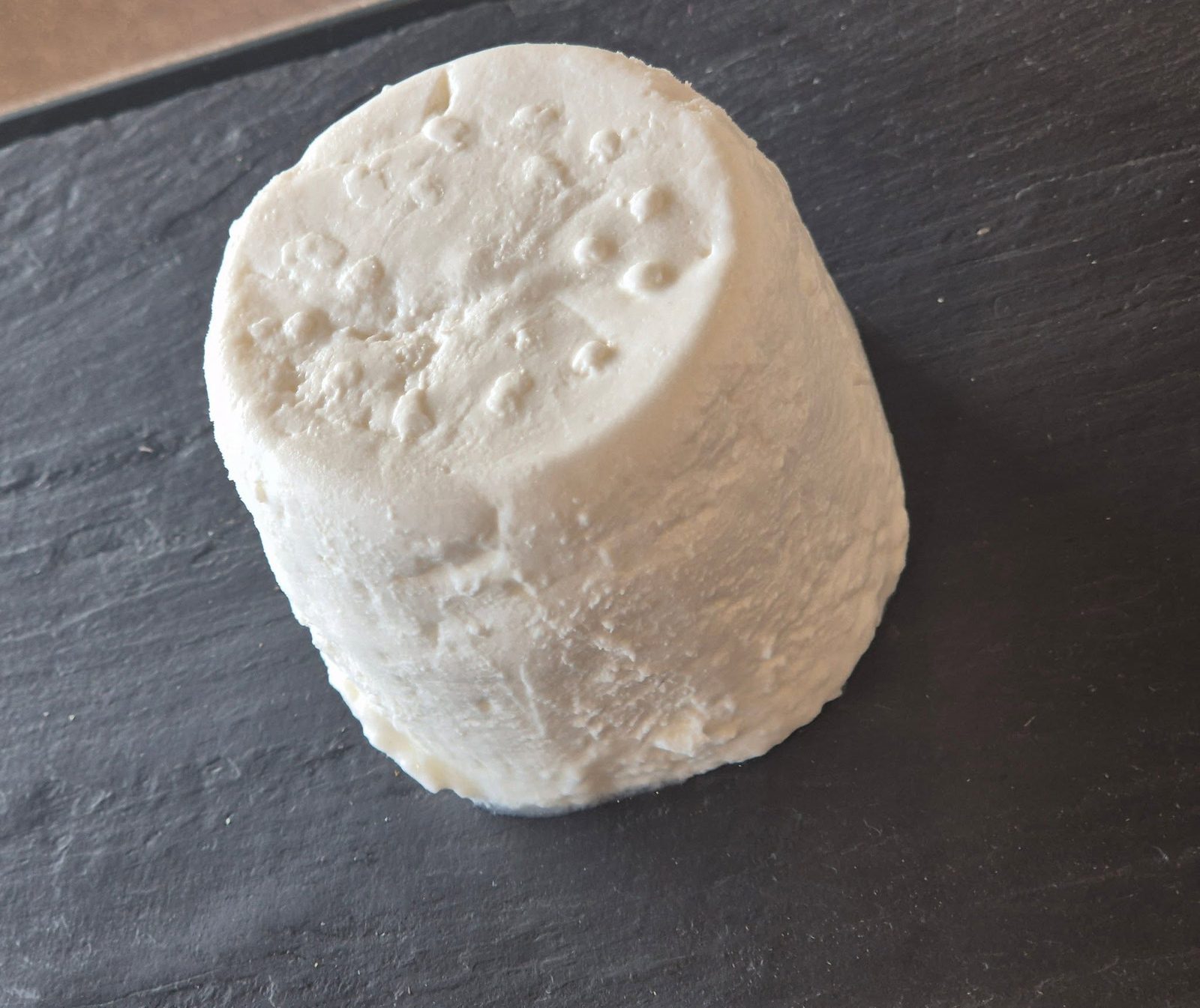 Fromage de chèvre frais nature sur ardoise, notre matière première