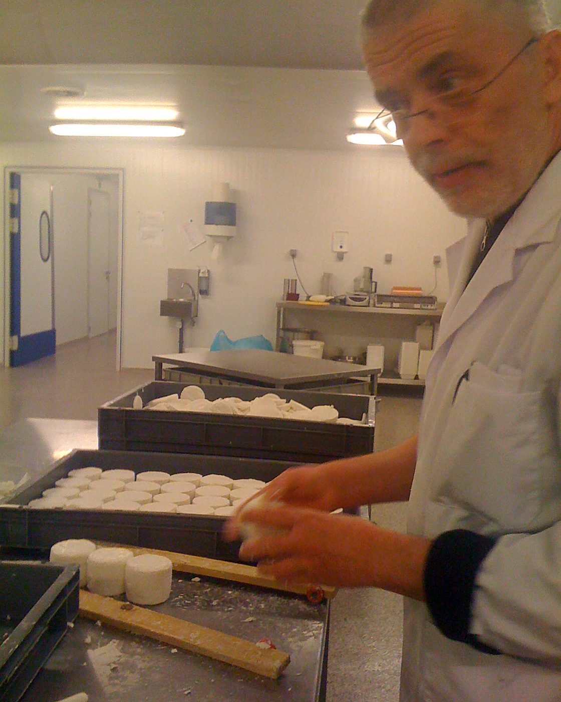 Nicolas Depotter façonne le fromage de chèvre frais dans l'atelier de Vodecée