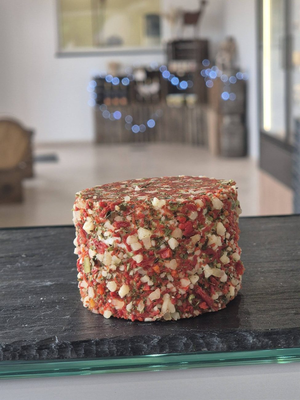 Spécialité au fromage de chèvre roulée aux poivres et aux noix, conditionnée sous marque PDP