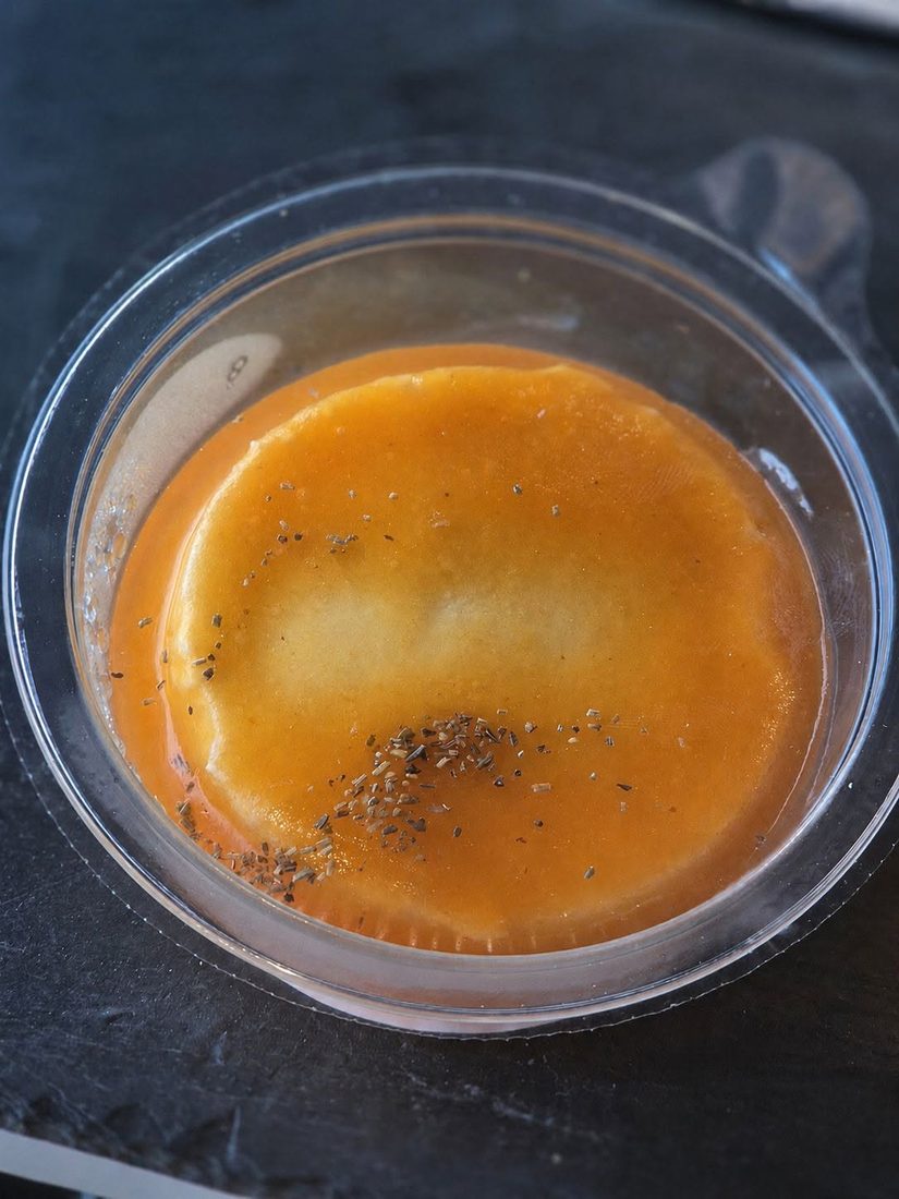 Gros plan sur une verrine apéritive au fromage de chèvre